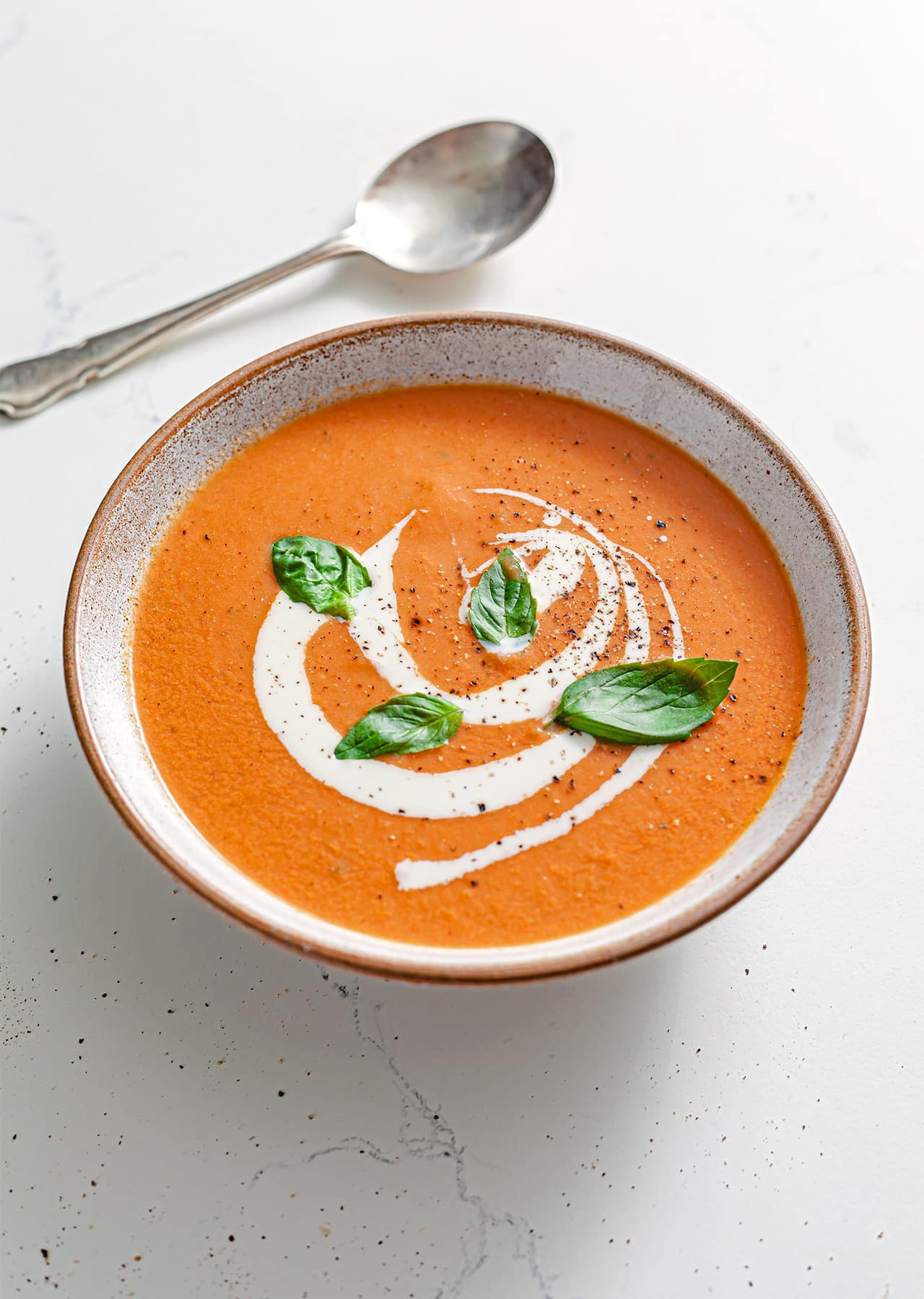 https://www.datocms-assets.com/138735/1728045208-creamytomatobasilsoupveganrecipeh1.jpg