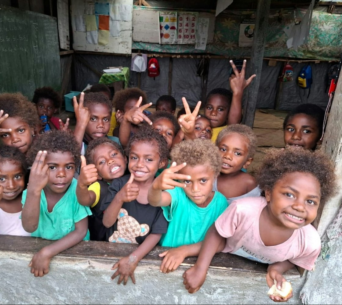 Kinder aus einem der Kindergärten, die von Förder:innen des Gemeinwohls in ihren Dorfgemeinschaften in Vanuatu geführt werden. Diese Kindergärten sind in Beratung mit den Familien vor Ort gegründet worden, um dem Bedarf an frühkindlicher Bildung gerecht zu werden.