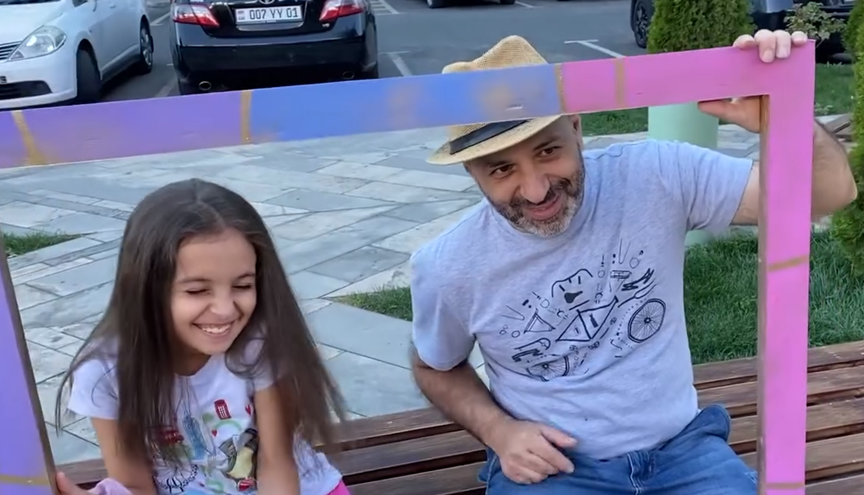 Jugendliche in Jerewan, Armenien, organisierten im Rahmen ihrer Juniorjugendgruppen während des Krieges “Games for Connection (Spiele für Verbundenheit)“ für Familien in der Nachbarschaft, um Gemeinschaftssinn zu fördern und Freude zu schenken.
