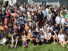 À l’école d’été du Québec, les participants de toutes générations se réjouissent d’être ensemble