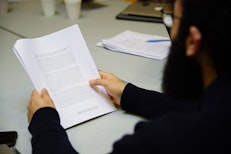 De jeunes adultes se rencontrent pour discuter d’une politique nationale sur la jeunesse pour le Canada