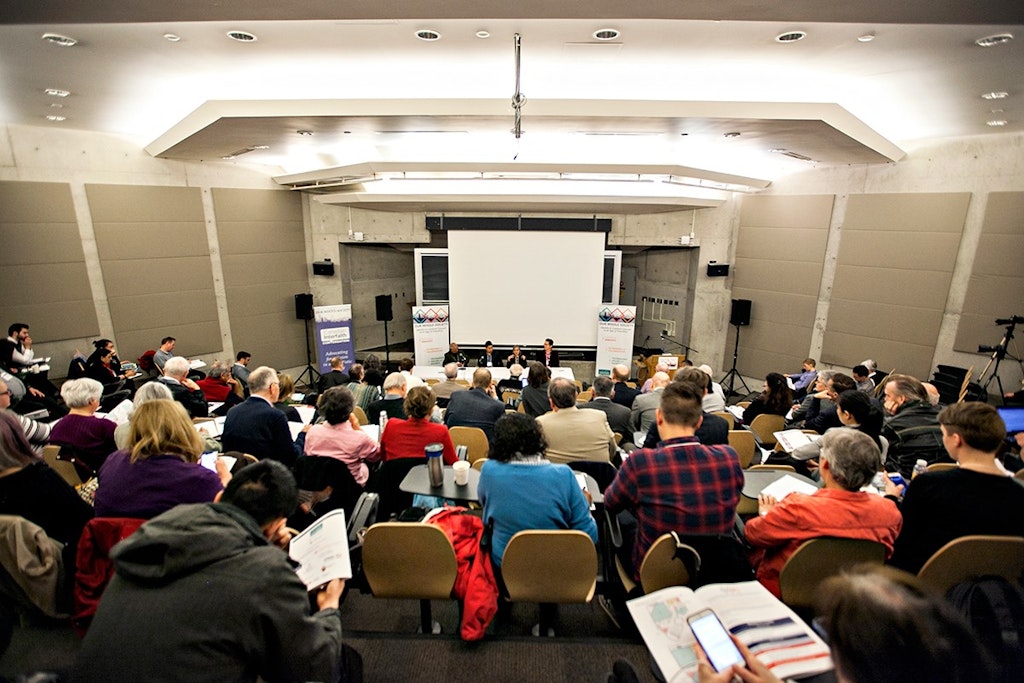 Une conférence sur l’identité et les points communs à une époque de transition