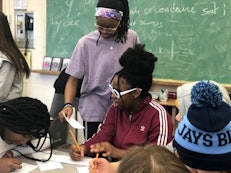 Des jeunes assistent à des présentations de vidéos et participent ensuite à des conversations constructives