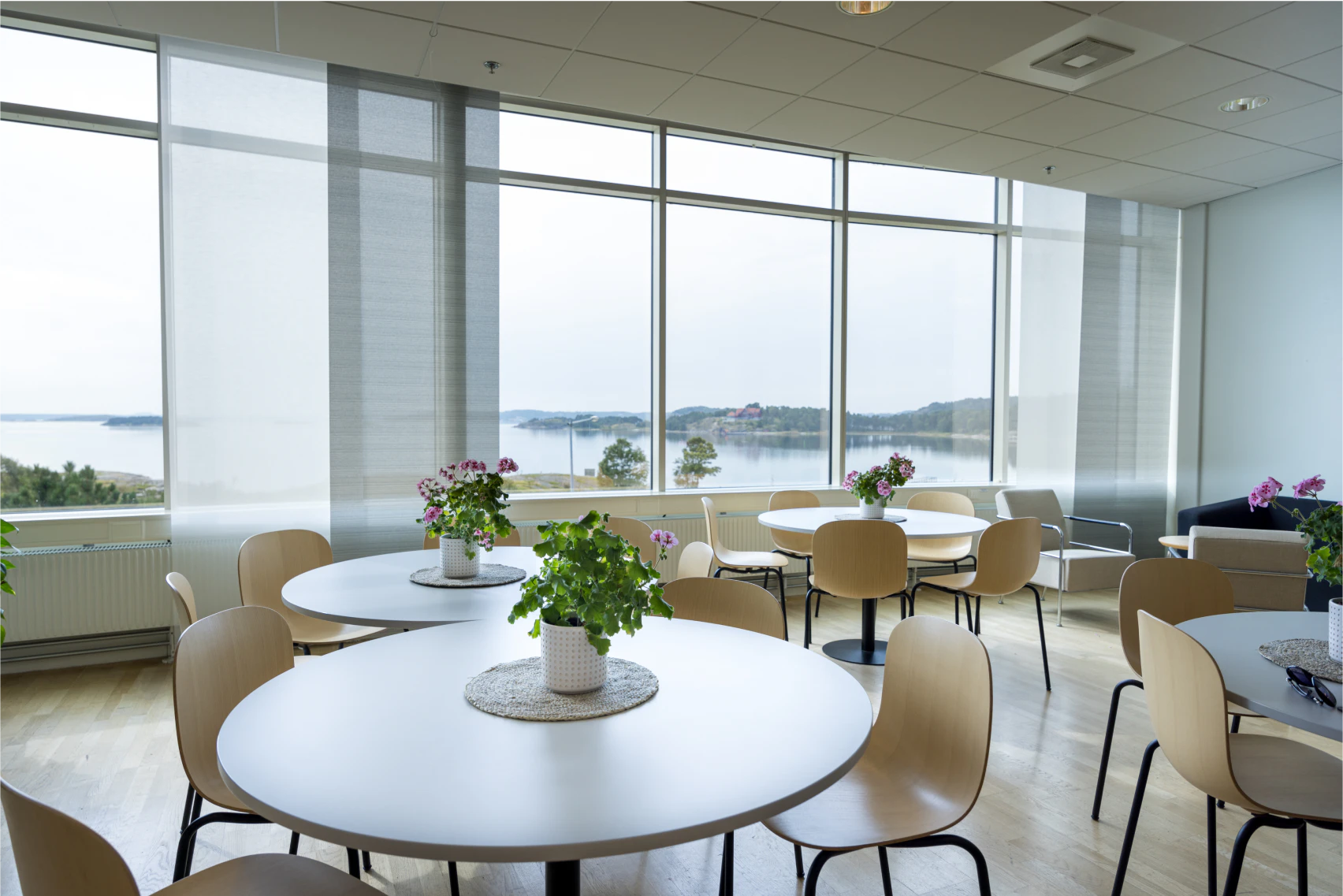 Som komplement till lunchrestaurangen finns gott om plats att äta medhavd lunch.