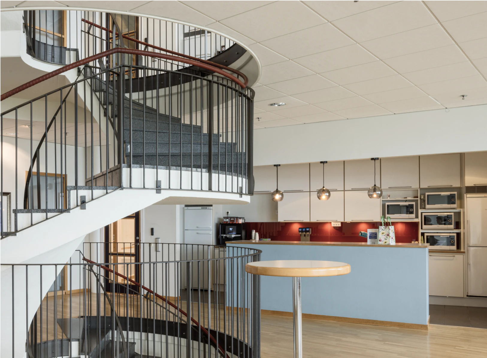 Värm matlådan eller fyll på kaffekoppen i pentryt