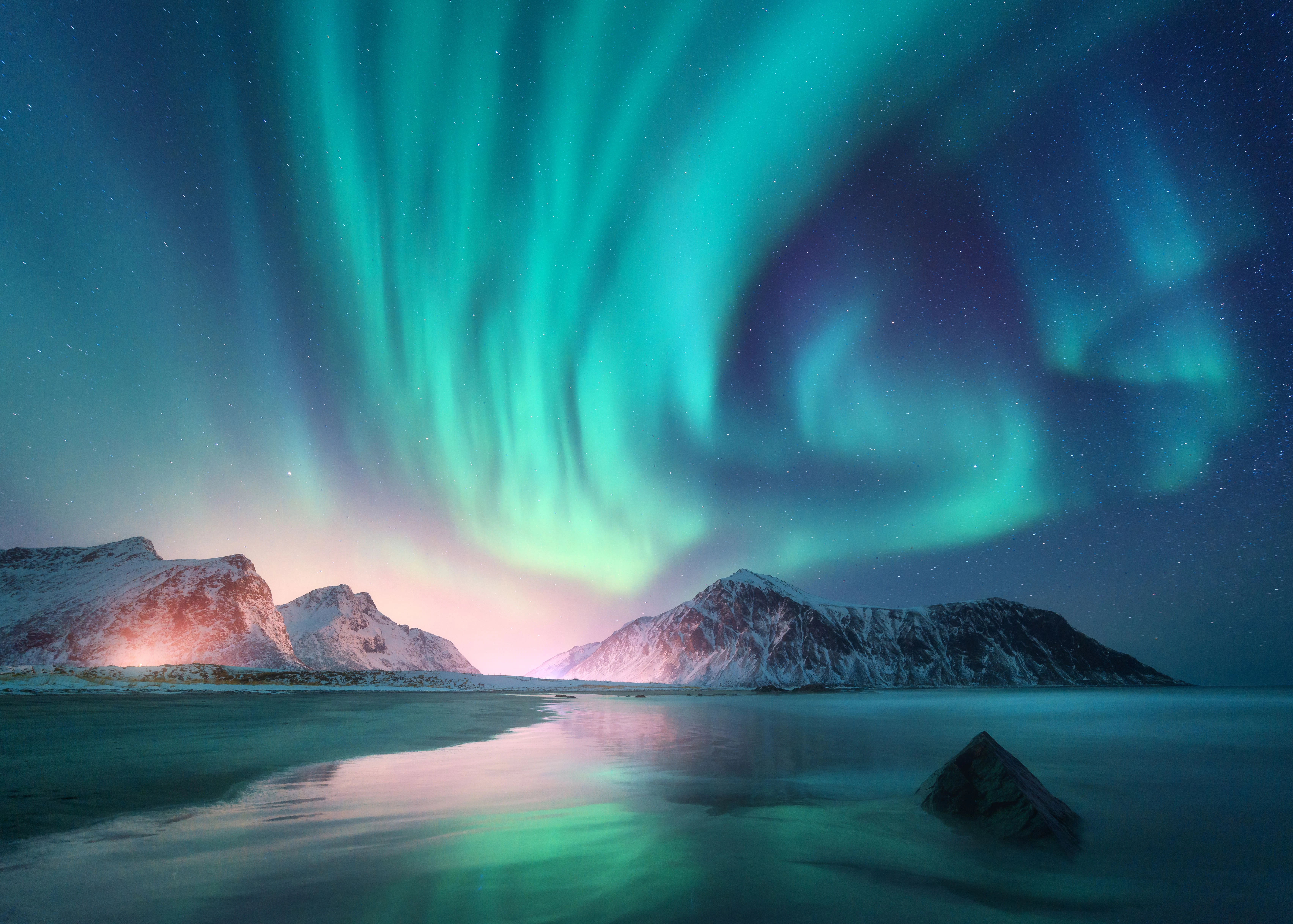 Aurora borealis over the sea