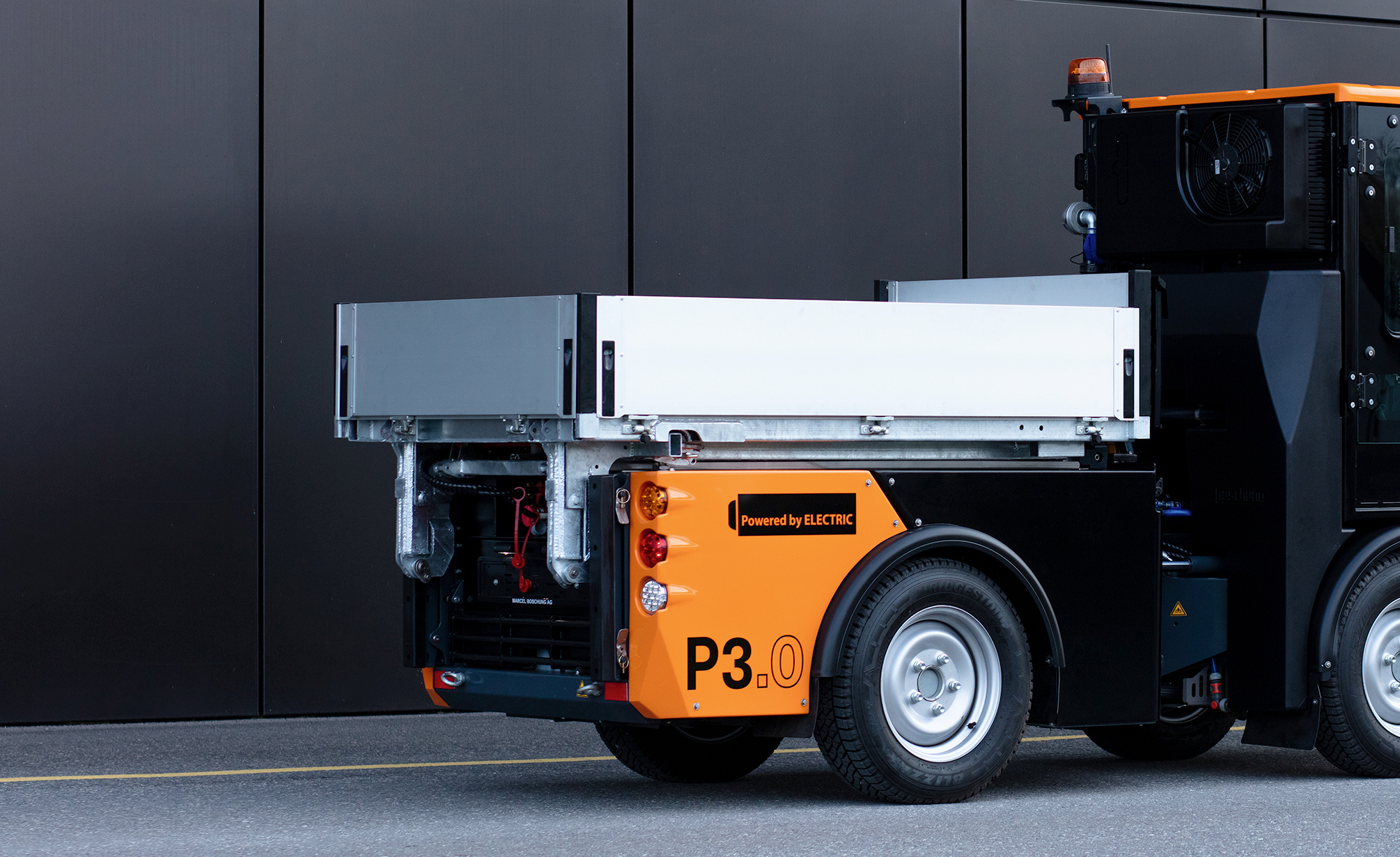 Boschung Pony P3.0, Porte-outils universel entièrement électrique, Benne basculante