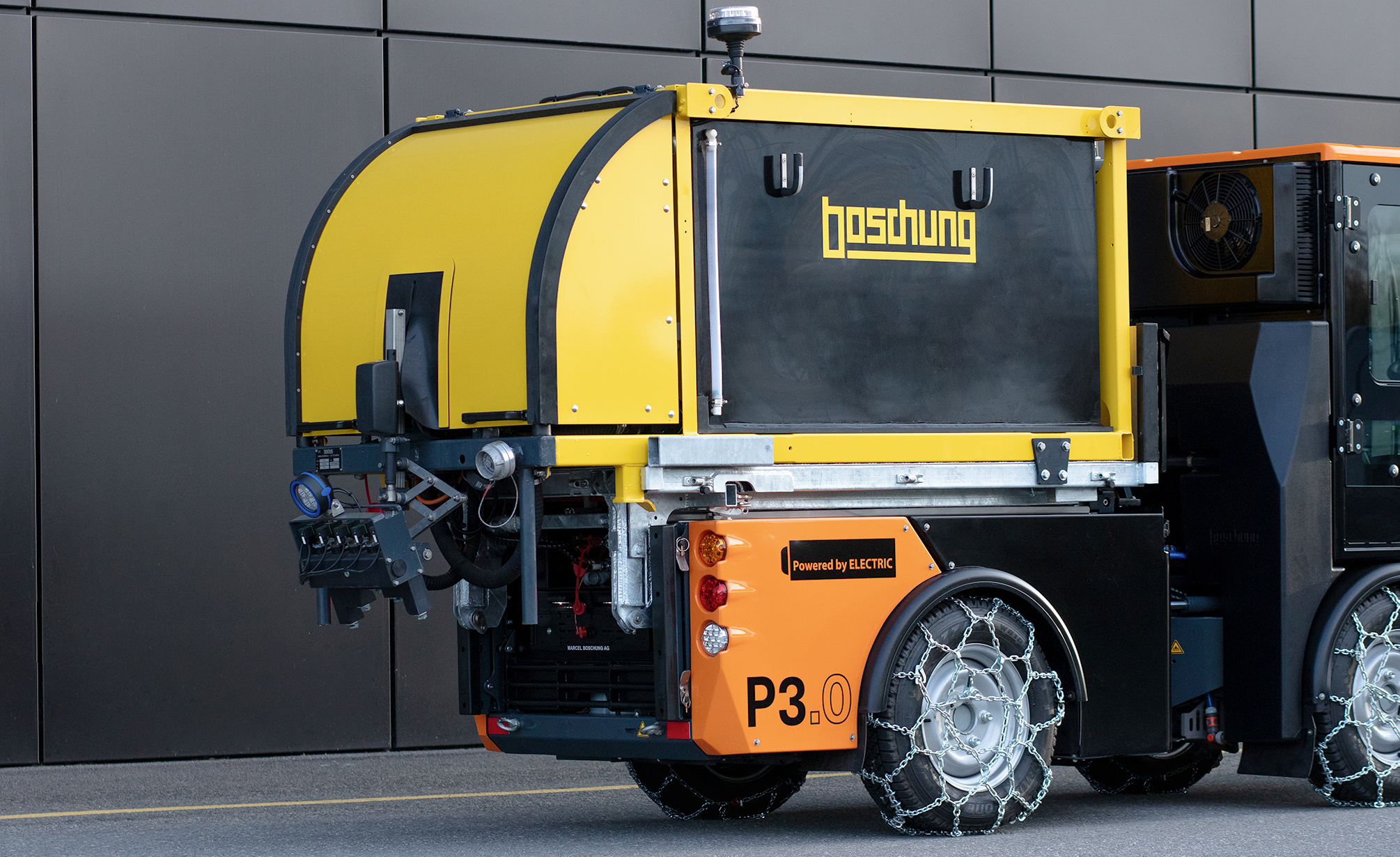 Boschung Pony P3.0, Porte-outils universel entièrement électrique, Épandeuse 100% liquide FullWet®