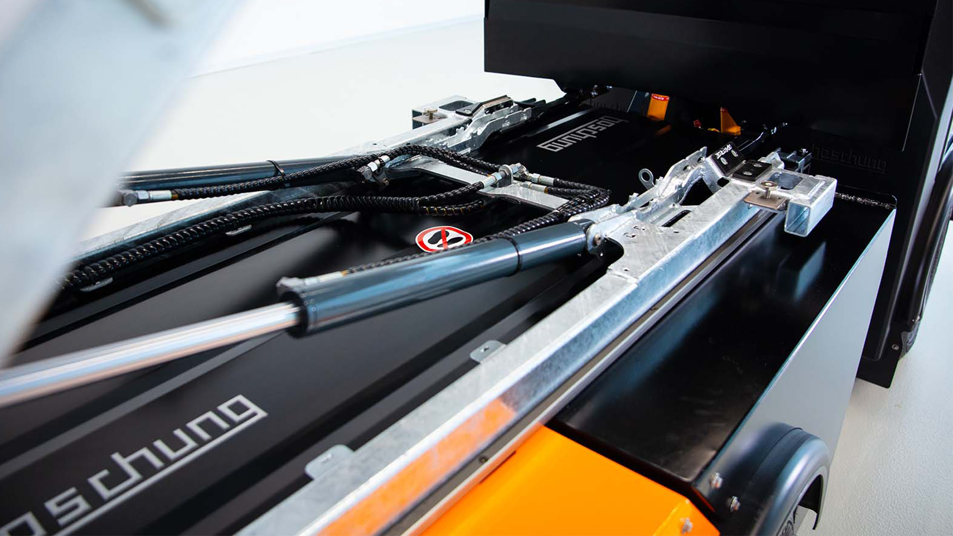 Fully electric and 100% 0 (zero) emission: Boschung America introduces Boschung Powered by ELECTRIC, a range of fully electrically-powered vehicles for winter and summer maintenance of traffic surfaces