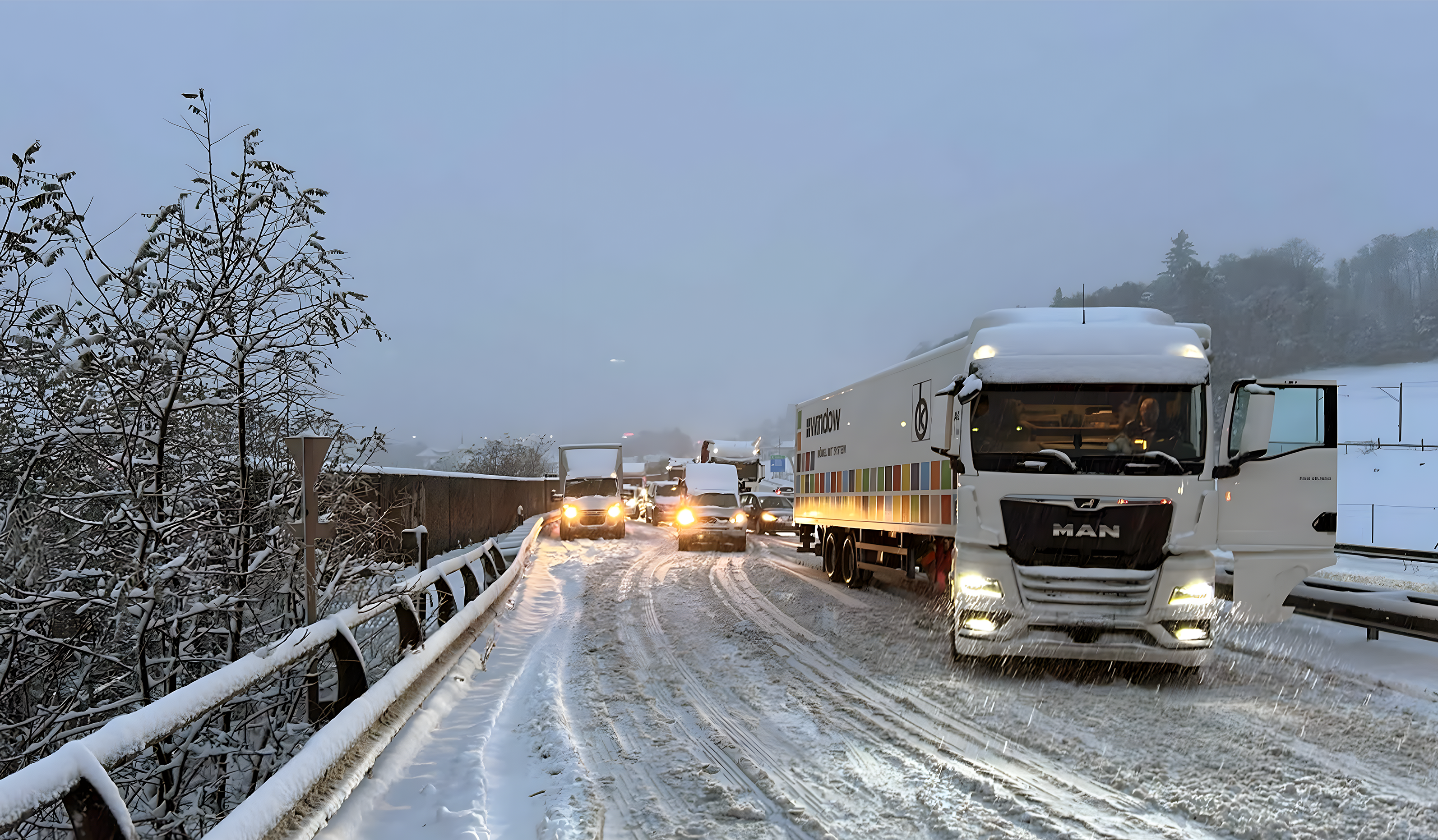 Heavy snowfall episodes often transform scenic winter landscapes into traffic nightmares, as thick layers of snow accumulate on roads, bringing traffic to a halt and leaving countless motorists stranded.