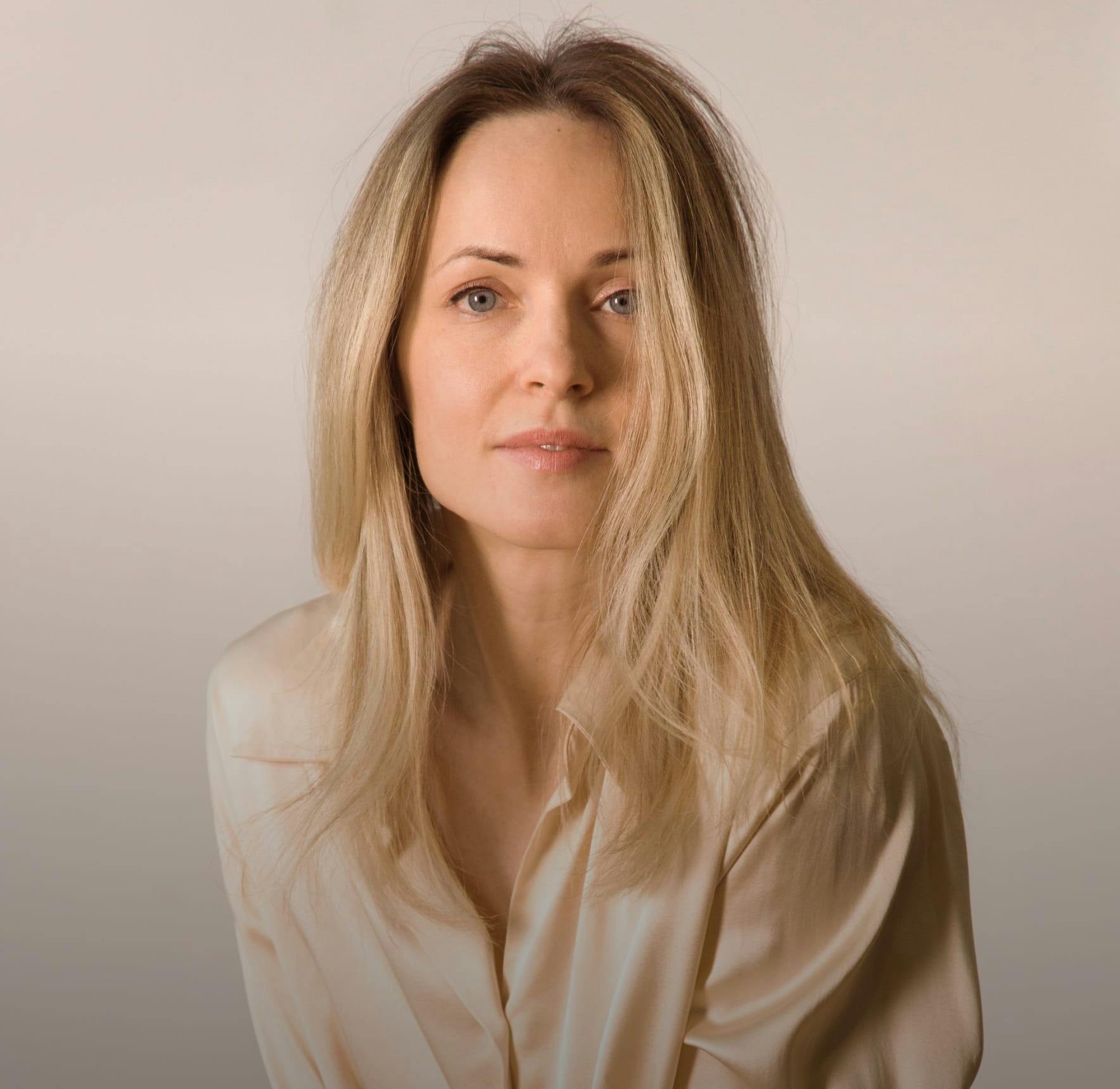 woman with medium length blonde hair