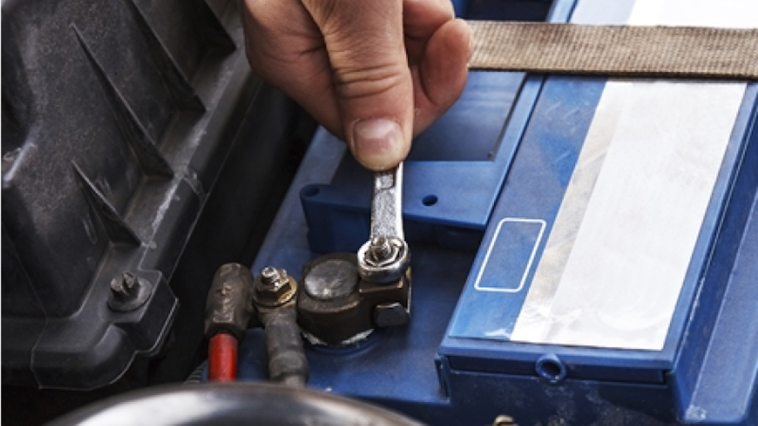 Hand som meckar med ett batteri