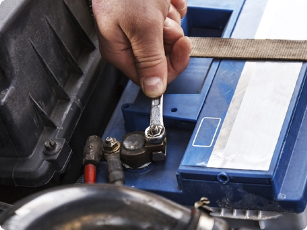 Hand som meckar med ett batteri