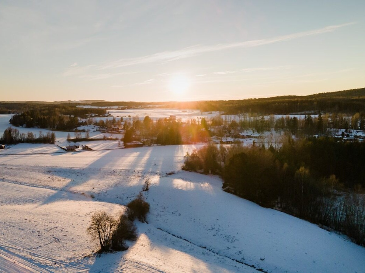 Bild på ett soligt vinterlandskap.