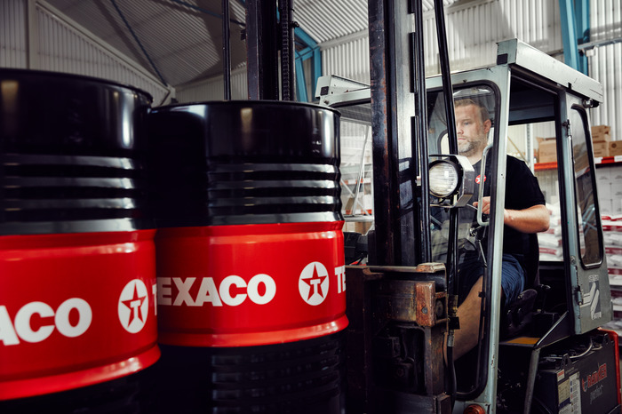 Person kör texacodunkar med truck.