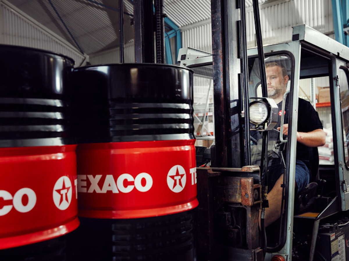 Person kör texacodunkar med truck.