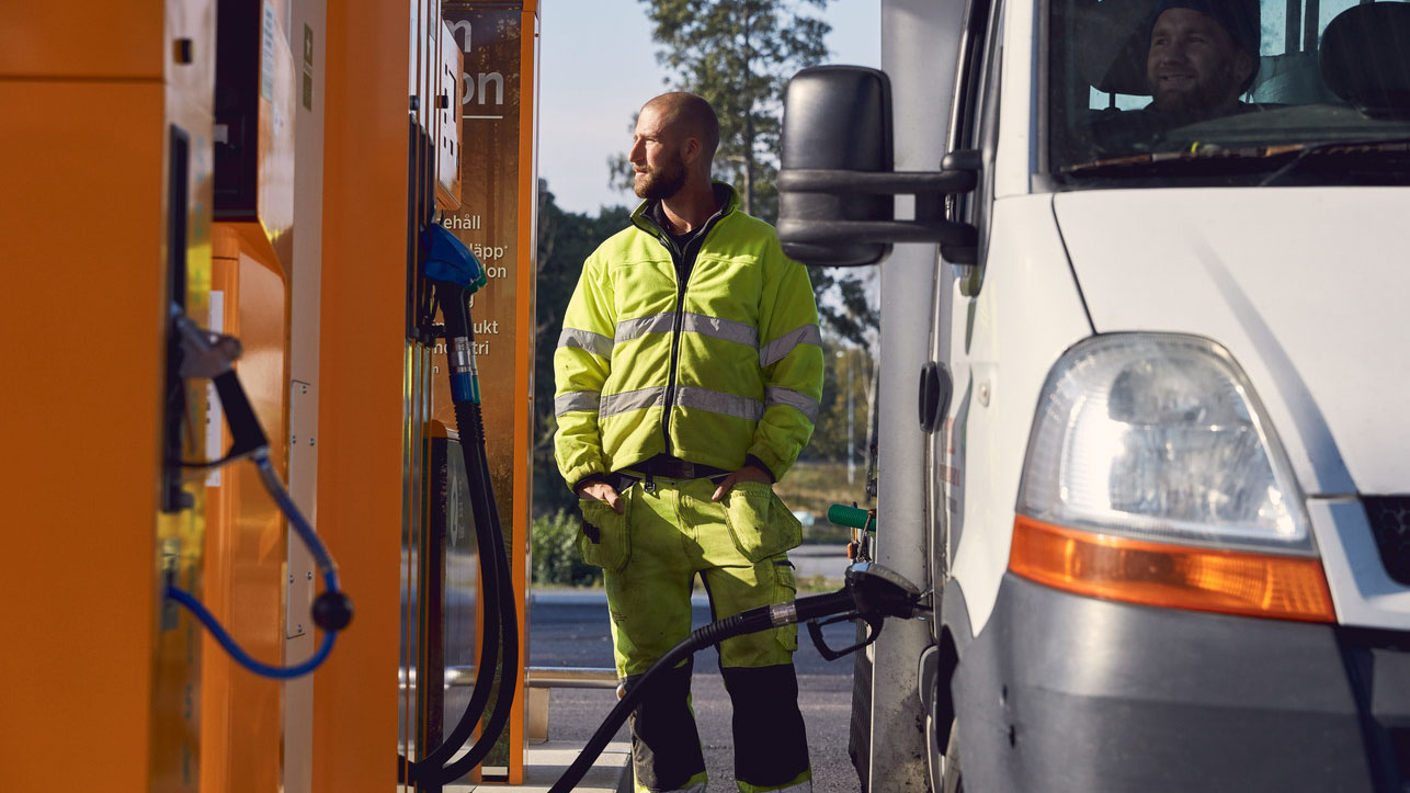 En hantverkare tankar lätt lastbil på Preemstation.