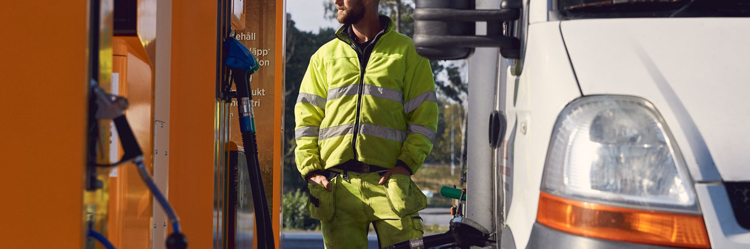 En hantverkare tankar lätt lastbil på Preemstation.