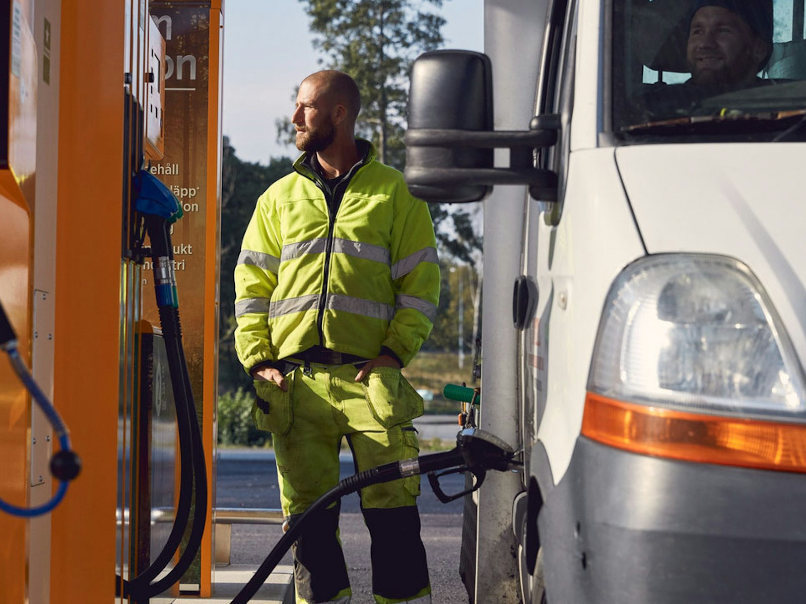 En hantverkare tankar lätt lastbil på Preemstation.