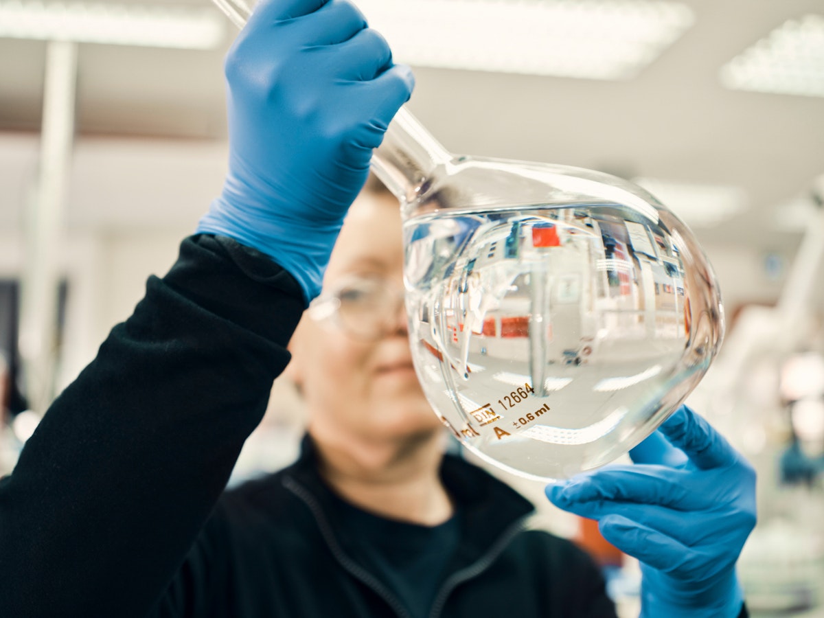 En person i laboratoriemiljö.