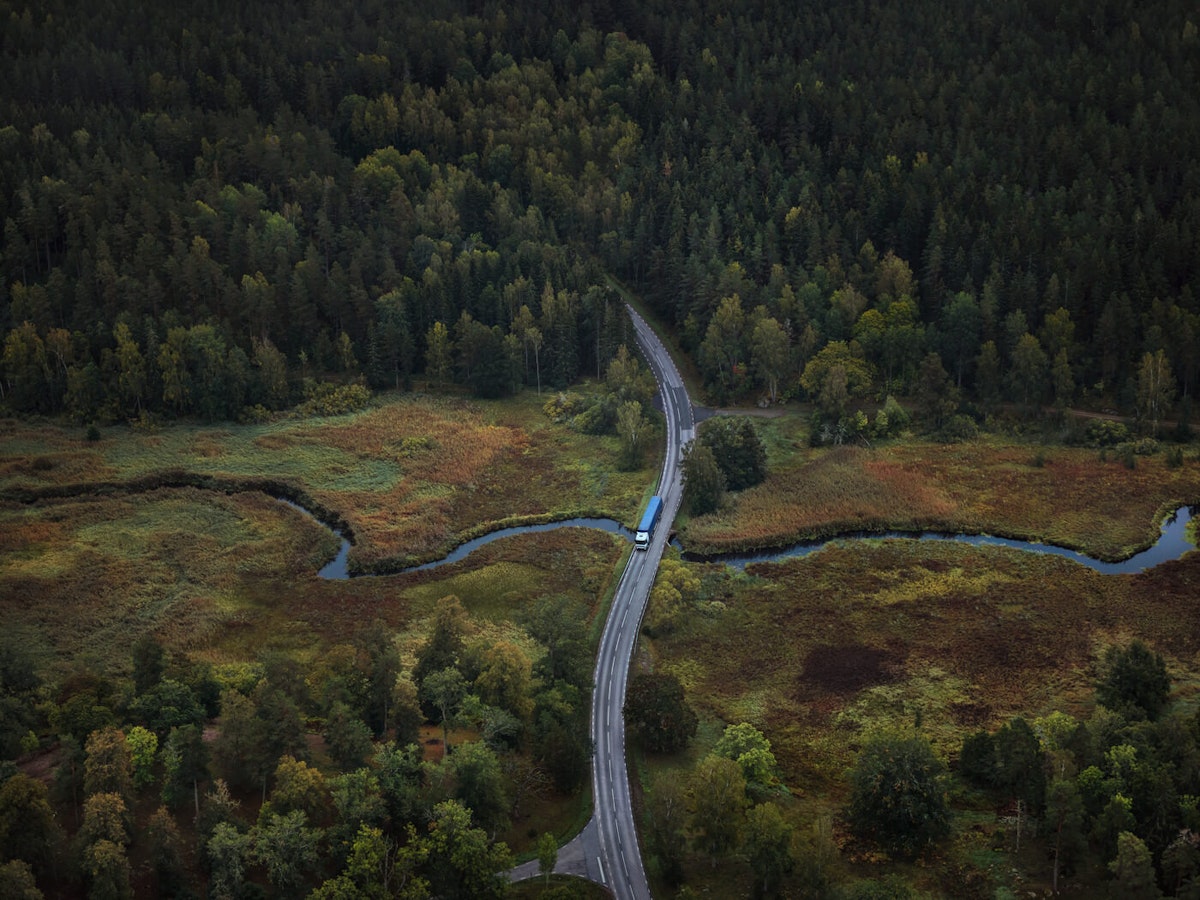 Lastbil på landsväg i helikopterperspektiv.