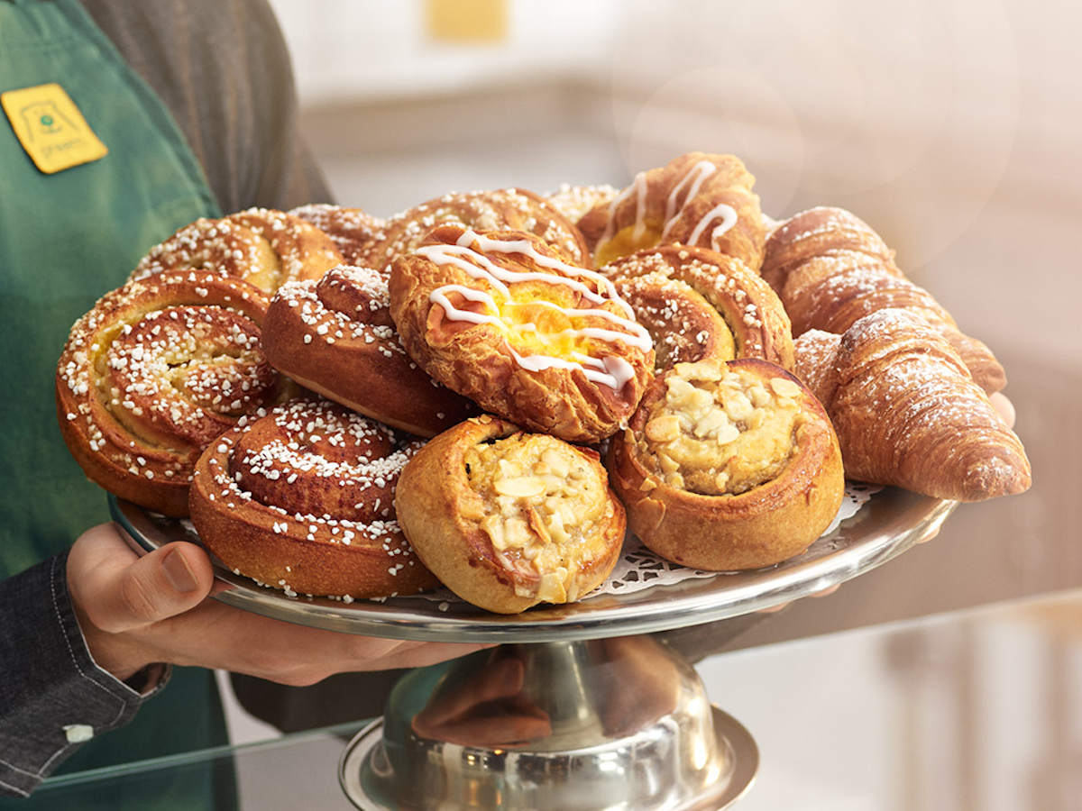 Ett fat med olika sortersbullar och wienerbröd