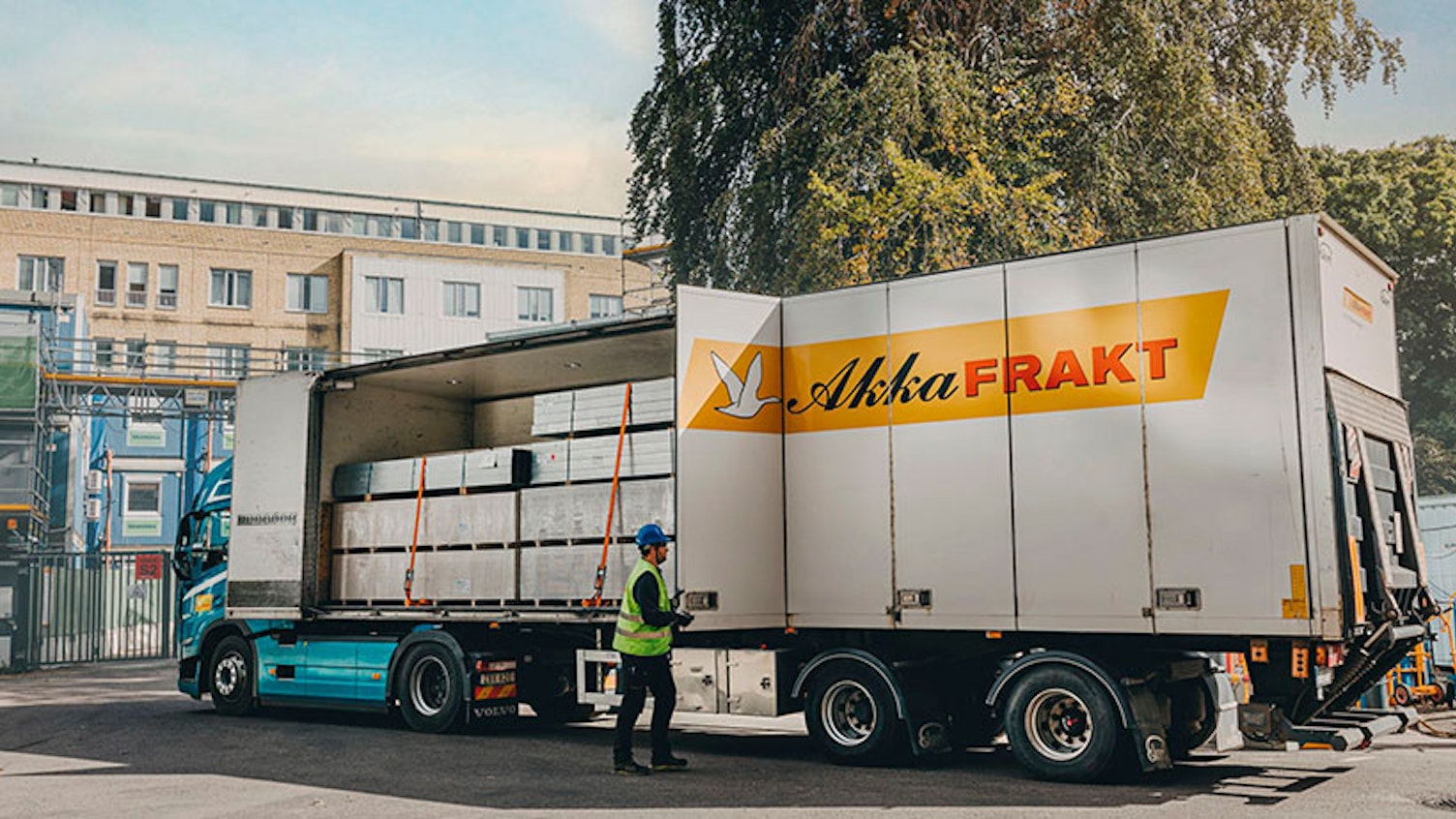 AkkaFrakt lastbil lossar last.
