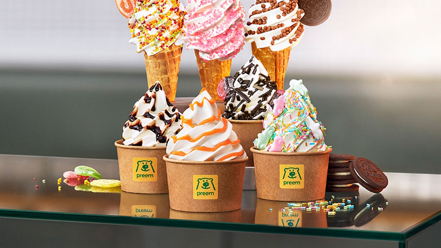 Mjukglass i bägare och strut med toppings på