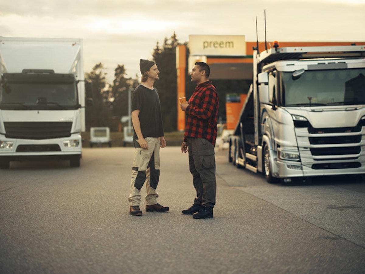 Två förare samtalar på en Preemstation.