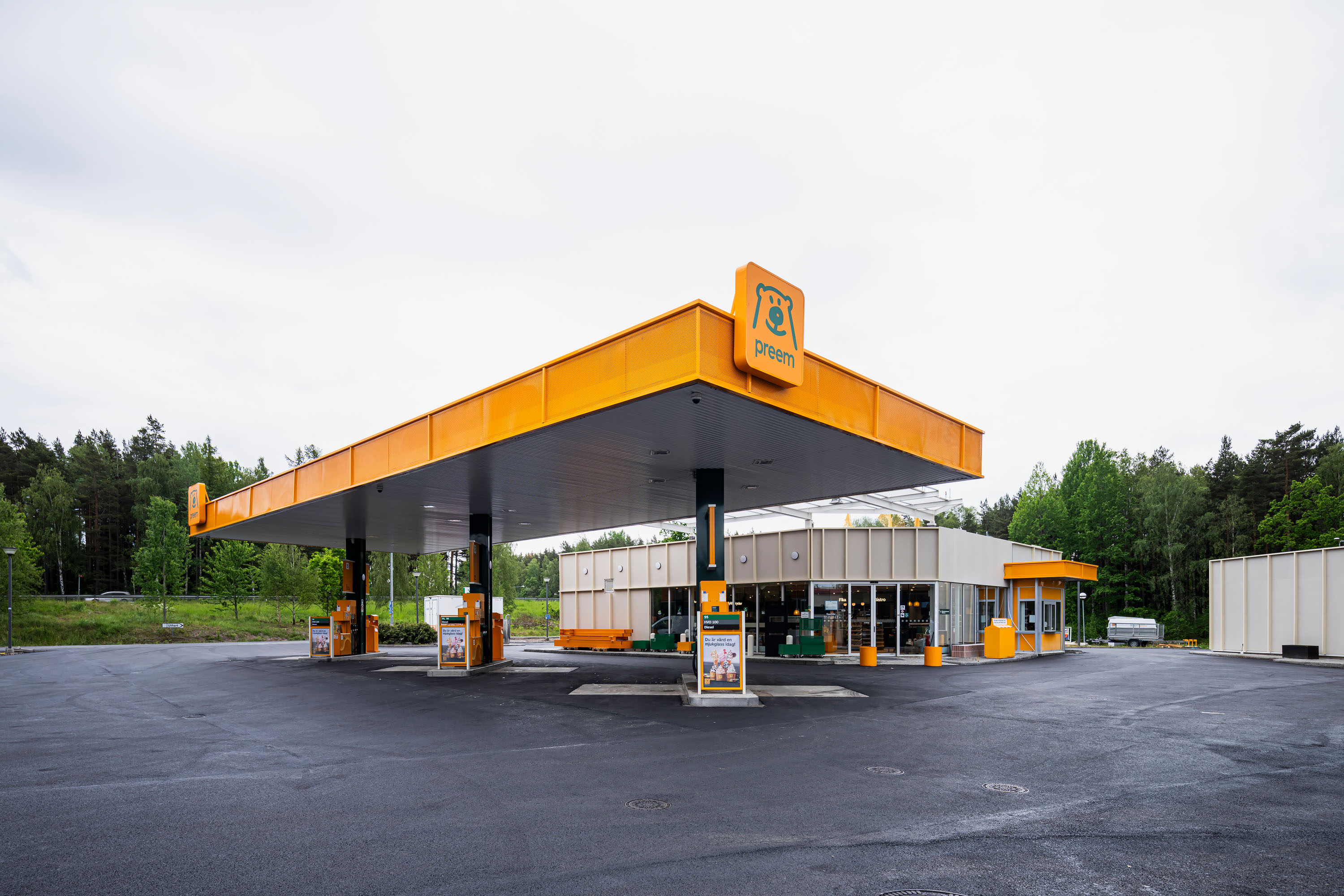 En bild på en Preem-station