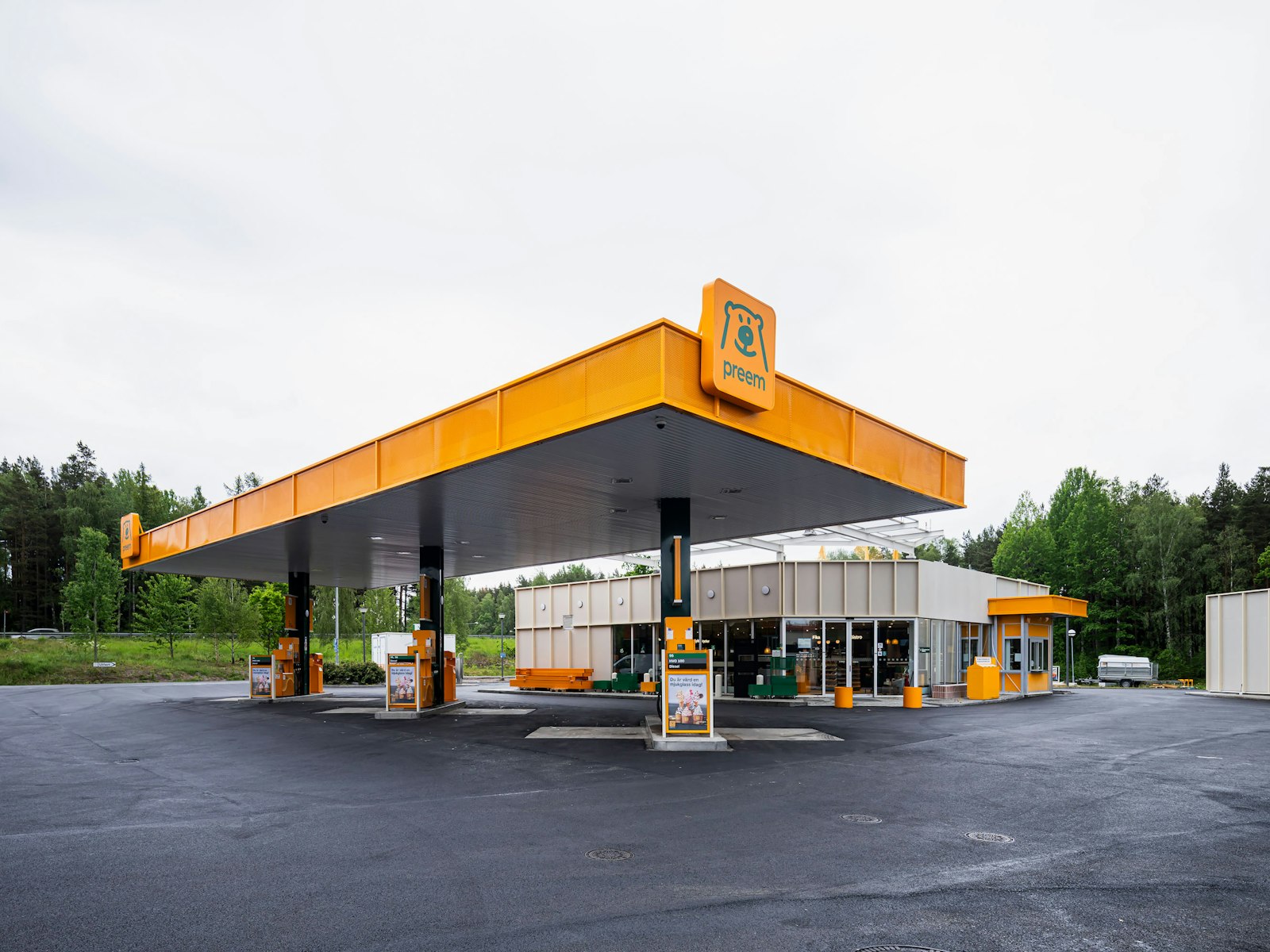 En bild på en Preem-station