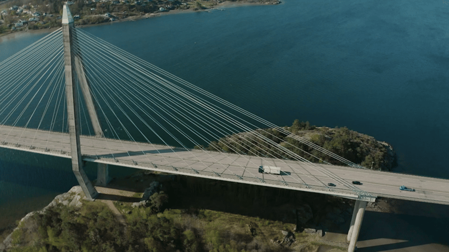 lastbilar och bilar som kör över en bro