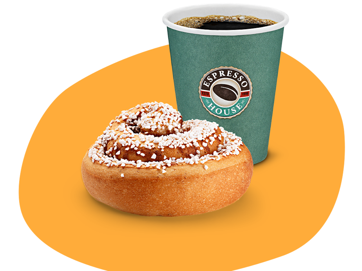 En kopp kaffe med en kanelbulle