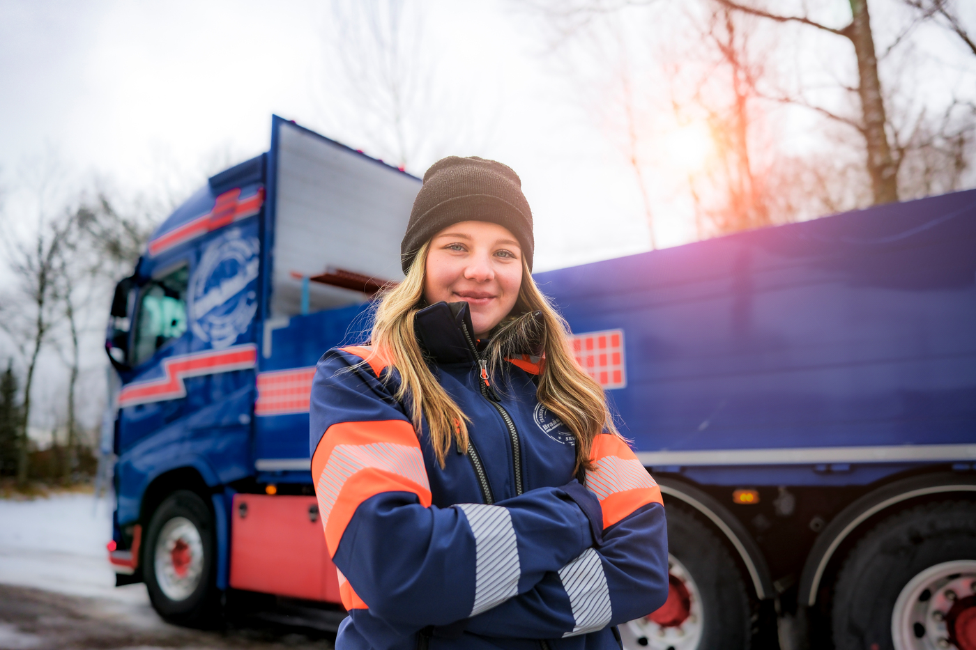 Kvinna står vid lastbil