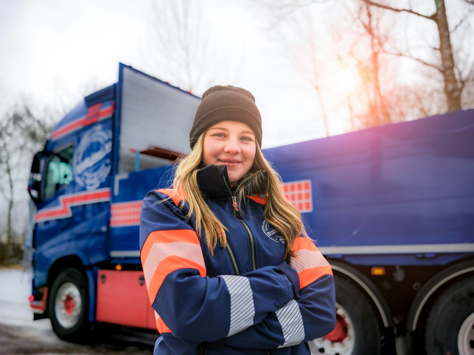 Kvinna står vid lastbil