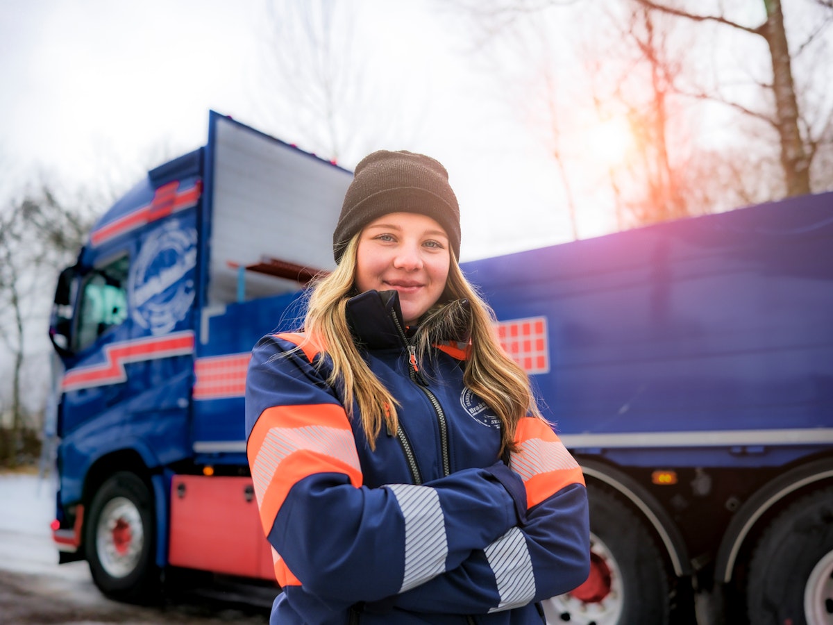 Kvinna står vid lastbil