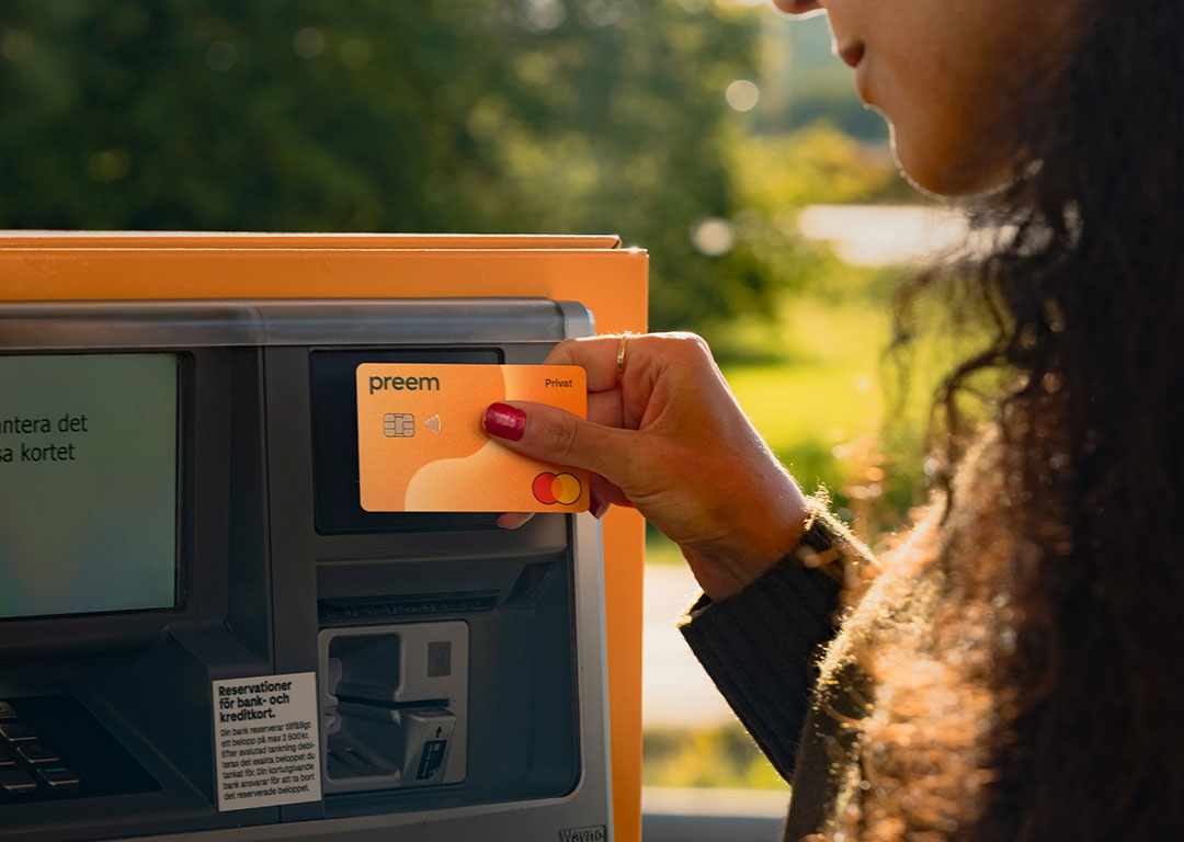 Kund betalar för bensin med ett Preem Mastercard-kort