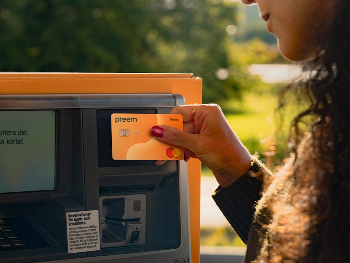 Kund betalar för bensin med ett Preem Mastercard-kort