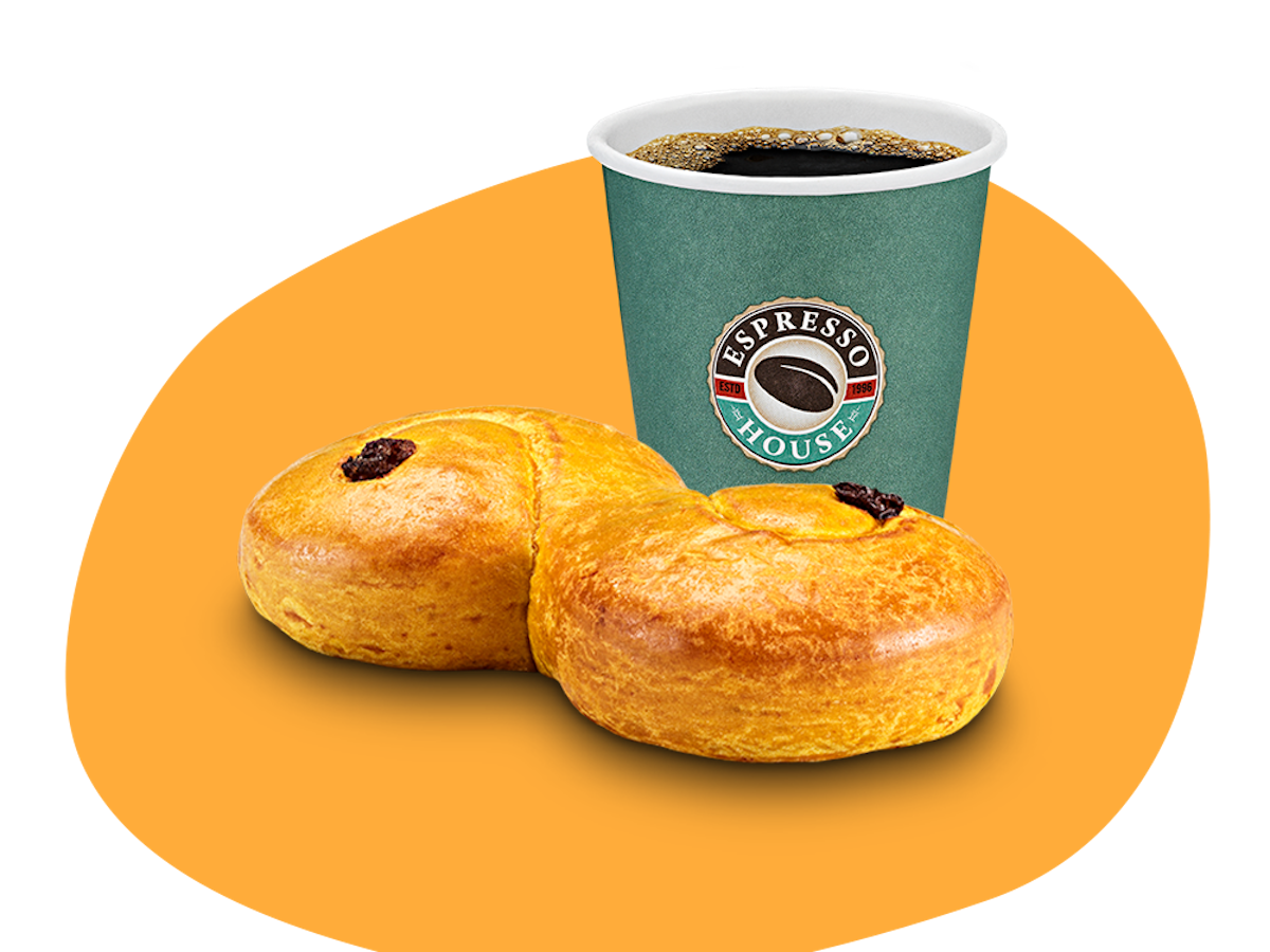 Lussebulle och en liten kopp bryggkaffe