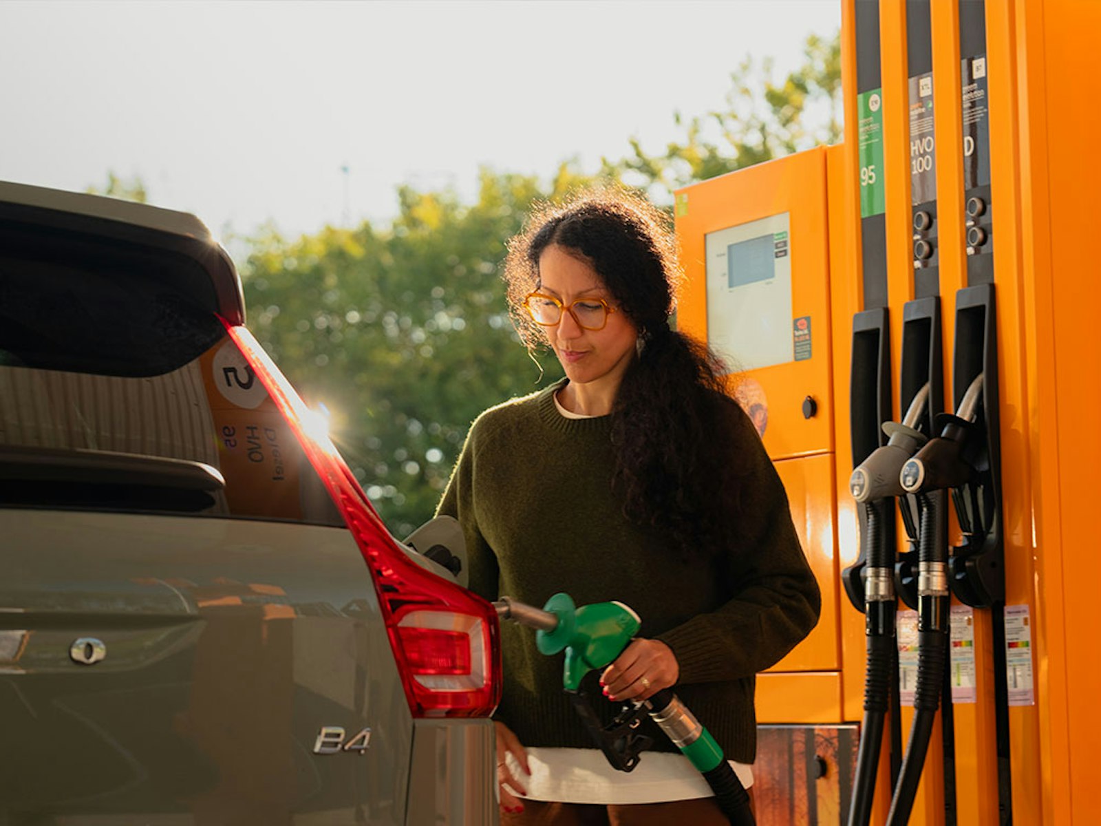 Kvinna tankar bil på en station