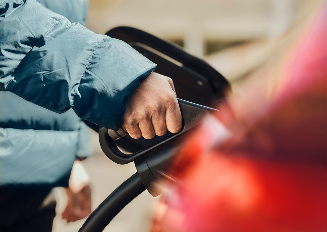 Person som laddar sin elbil