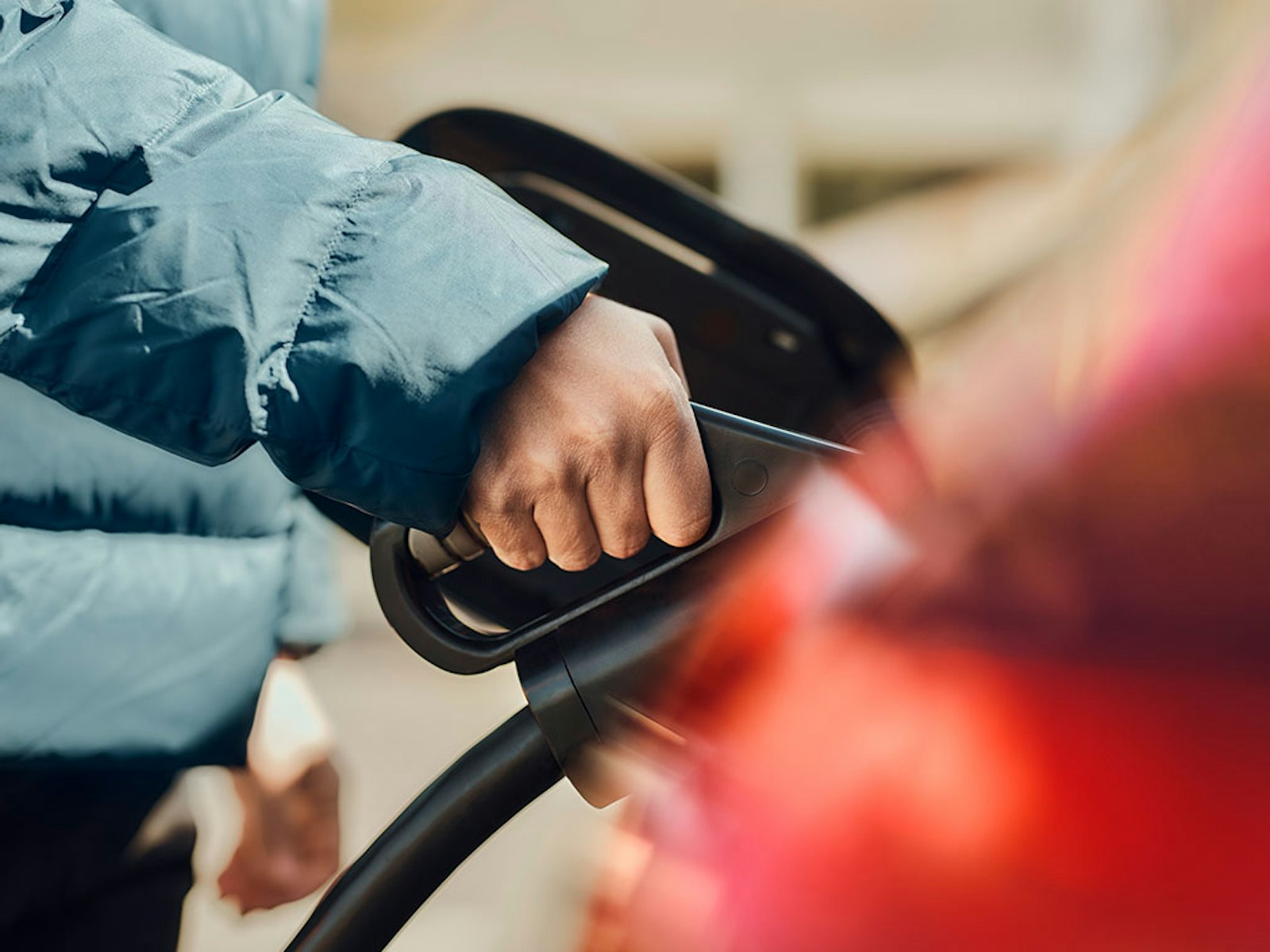 Person som laddar sin elbil