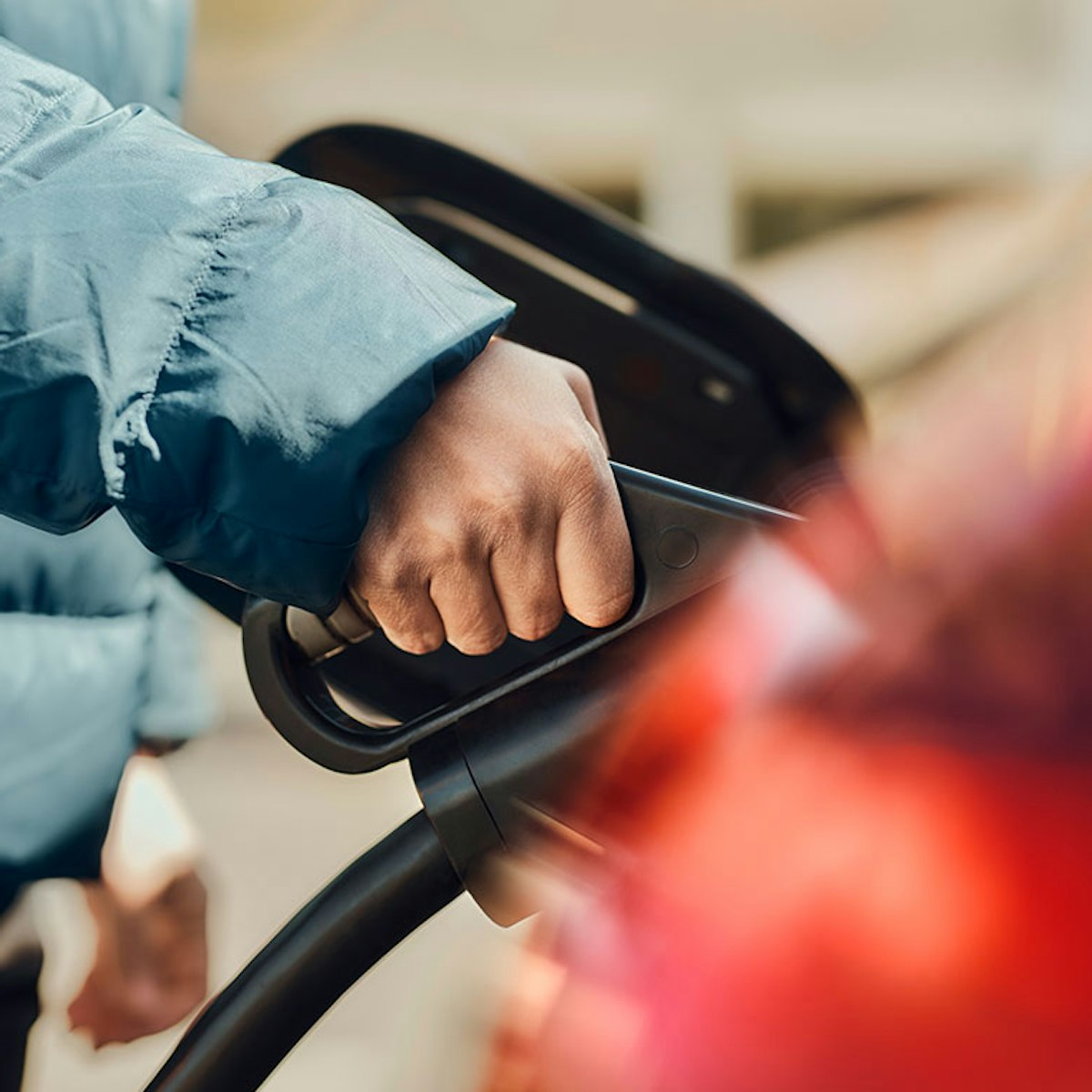 Person som laddar sin elbil