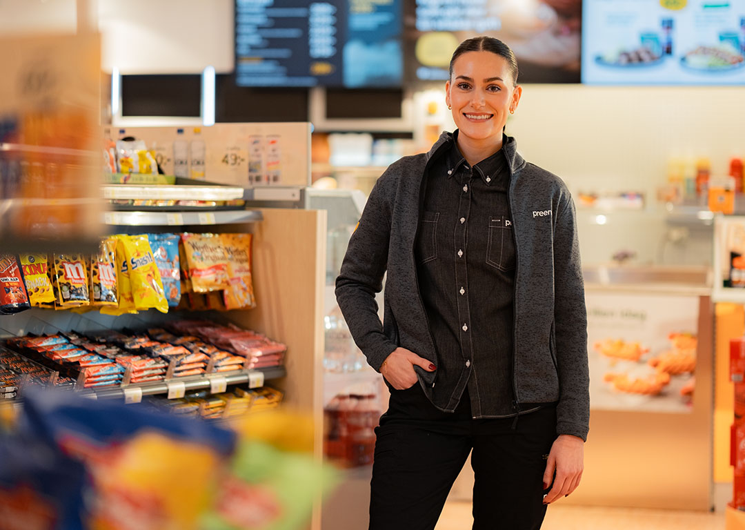Kvinnlig Preem-anställd i butik