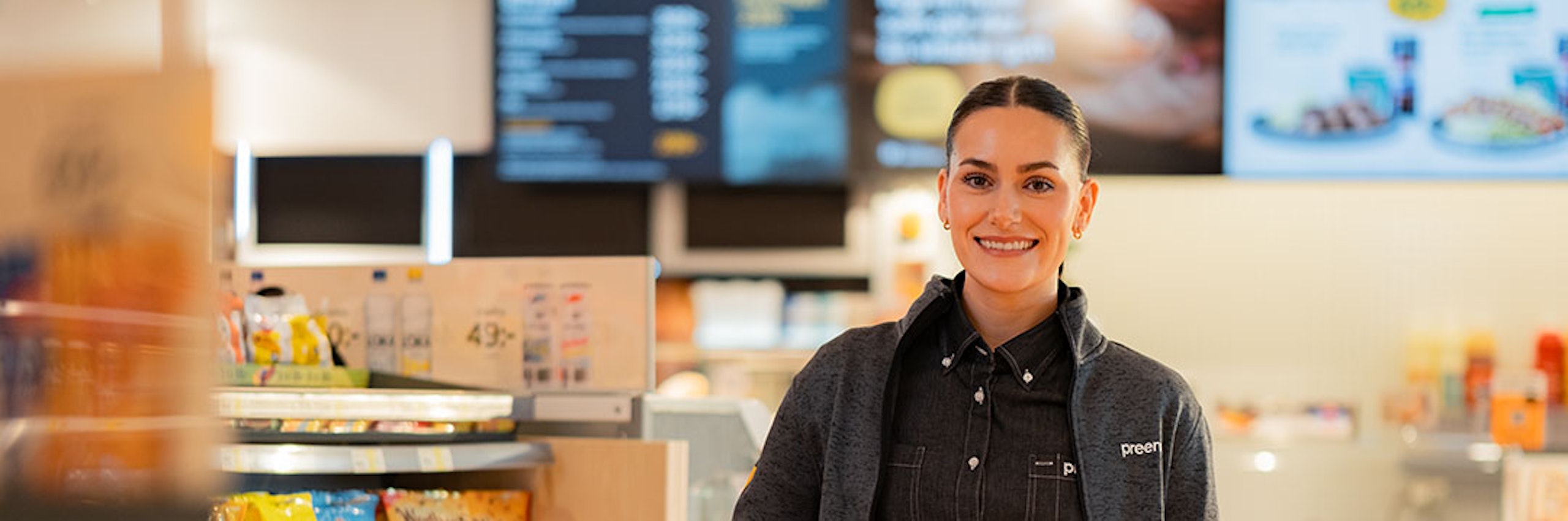 Kvinnlig Preem-anställd i butik