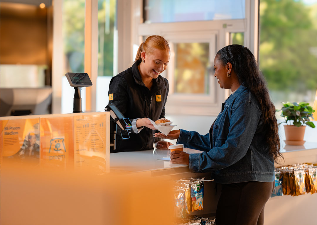 Kvinna köper bulle i butik