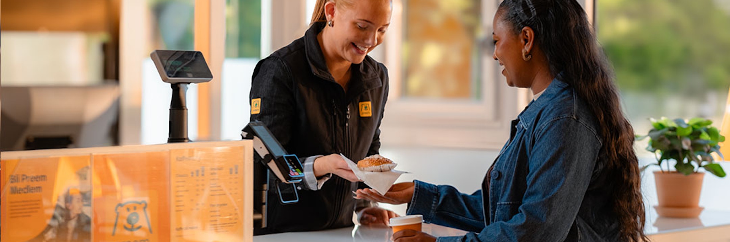 Kvinna köper bulle i butik