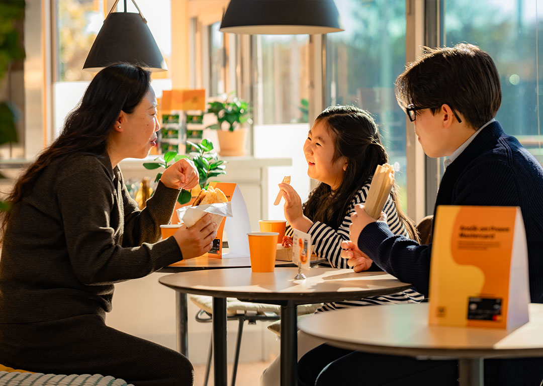 Familj äter mat i cafédelen i butik