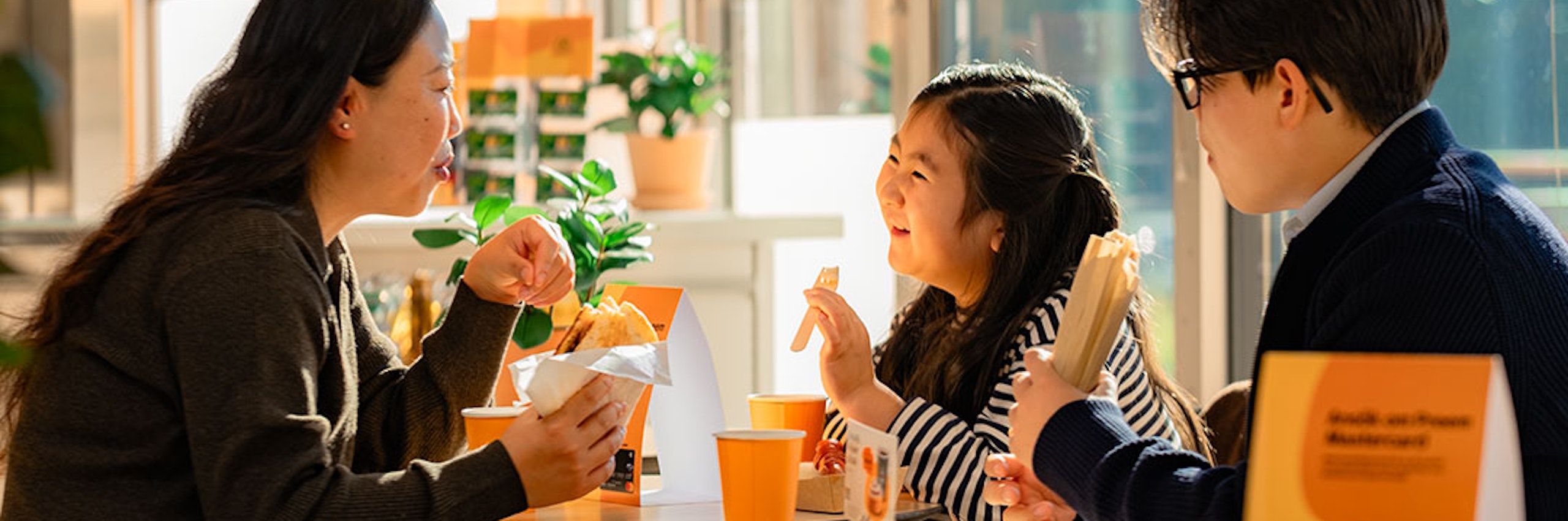 Familj äter mat i cafédelen i butik