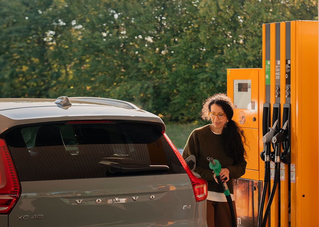 En kvinna tankar på station